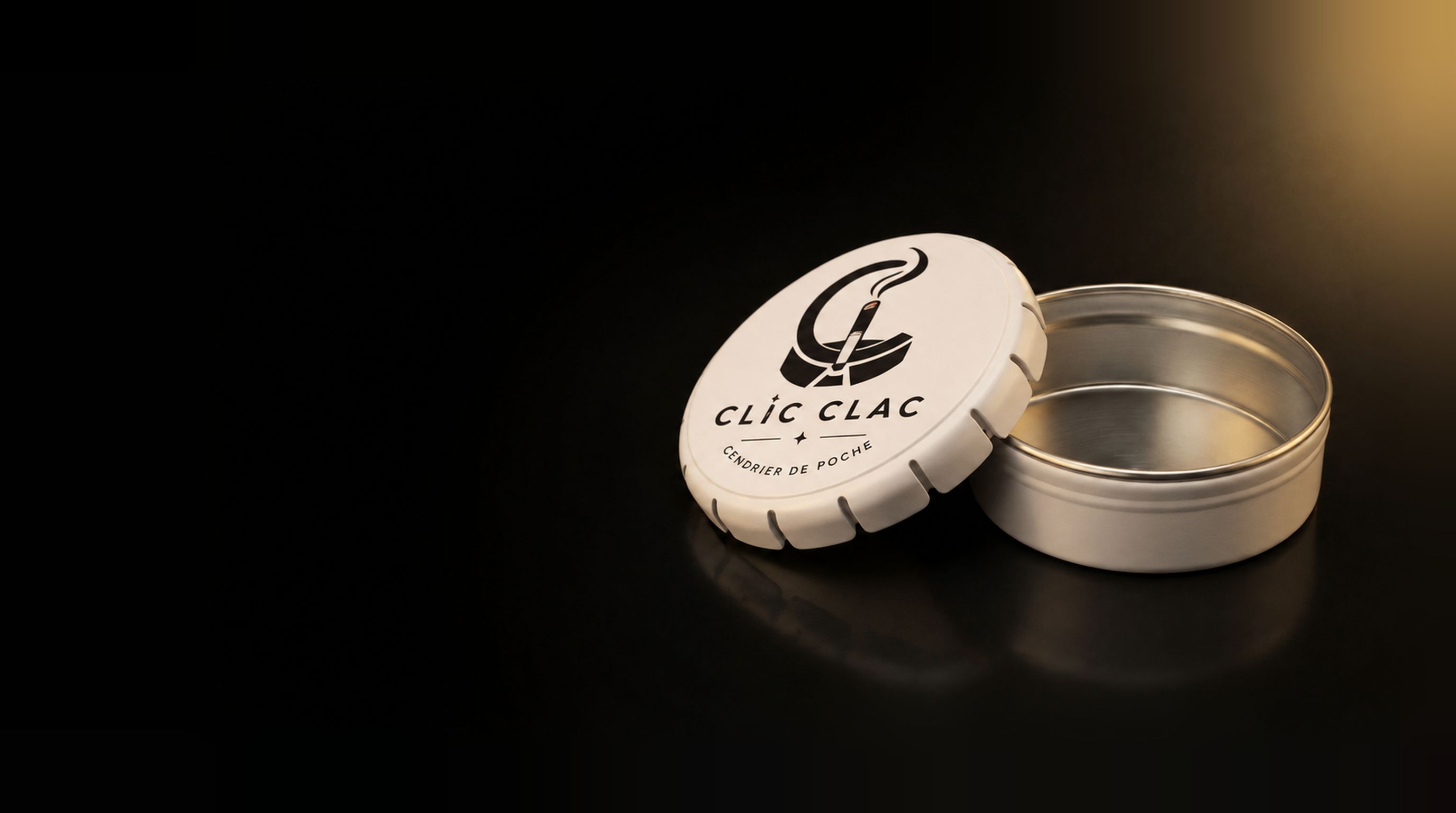 Cendrier de poche CLIC CLAC blanc, ouvert, couvercle au logo appuyé contre la boîte.