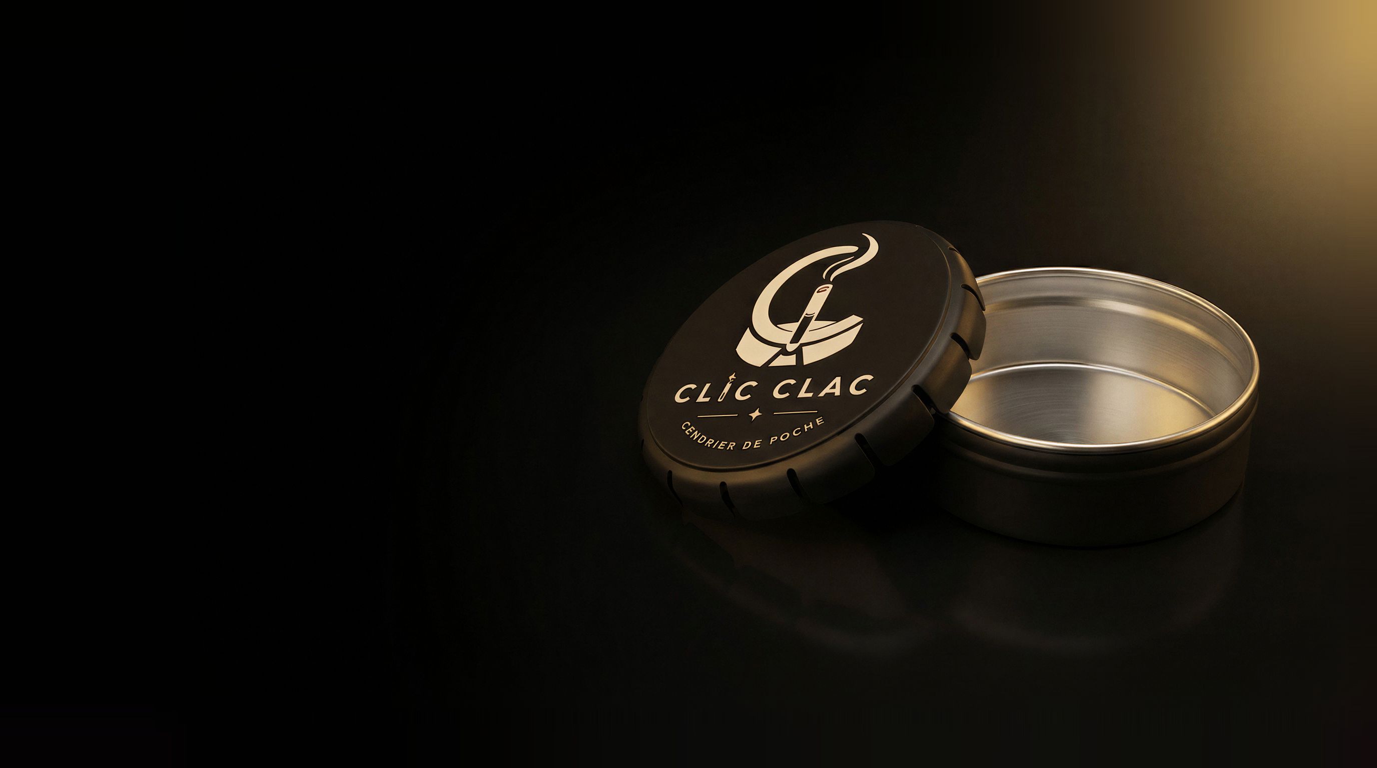 Cendrier de poche CLIC CLAC noir, ouvert, couvercle au logo appuyé contre la boîte.