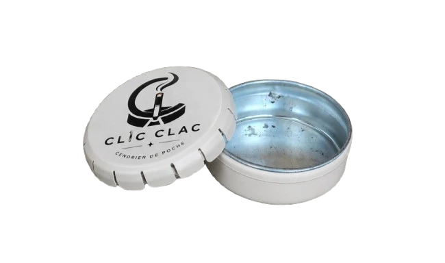 Cendrier de poche CLIC CLAC blanc, ouvert, couvercle relevé sur l’intérieur métallique.
